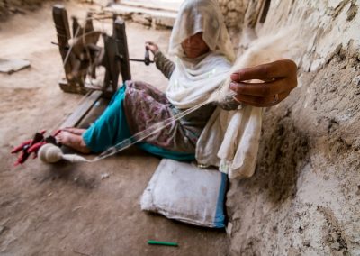 Pakistani women using an handmade spinning wheelLes femmes pakistanaises utilisant un rouet artisanal